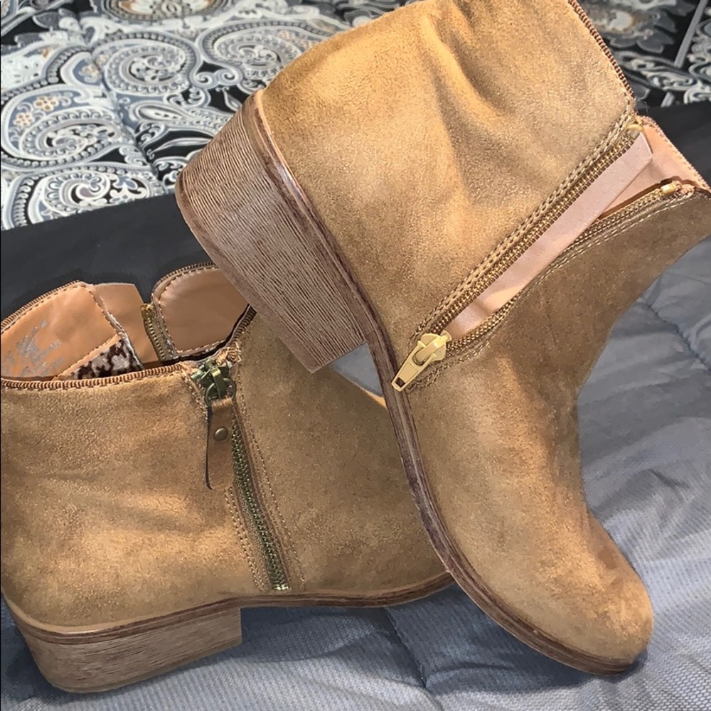 Hot Tomato 🍅 brown zip up ankle boots